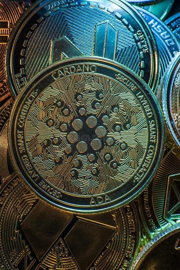 Vue horizontale des jetons crypto-monnaies, y compris le dogecoin et l'éthereum cardano-bitcoin, vue d'en haut sur un noir photo stock