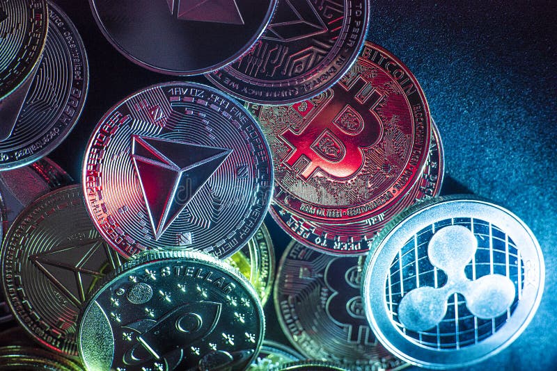 Vue horizontale des jetons de crypto-monnaie, y compris le dogecoin bitcoin et l'ethererum vus d'en haut sur un noir photographie stock