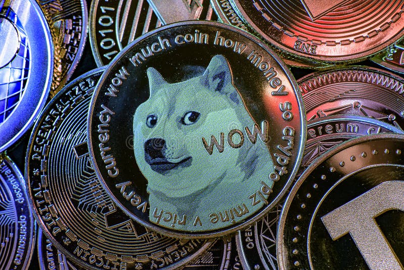 Vue horizontale des jetons de crypto-monnaie, y compris le dogecoin bitcoin et l'ethererum vus d'en haut sur un noir images libres de droits