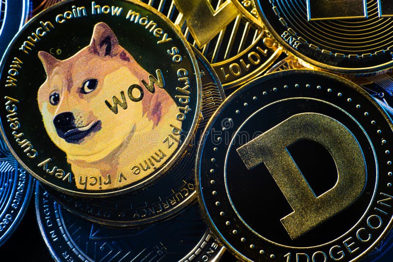 Vue horizontale des jetons de crypto-monnaie, y compris le dogecoin bitcoin et l'ethererum vus d'en haut sur un noir photos stock