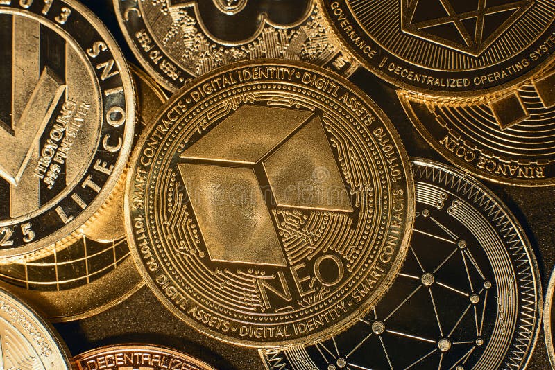 Vue horizontale des jetons de crypto-monnaie, y compris le dogecoin de néo bitcoin et l'éthereum vu d'en haut sur un noir image stock
