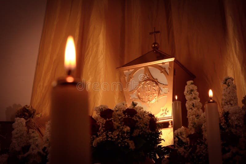 Vue horizontale du tabernacle près d'une bougie, avec le centre serveur saint au cours de la période de Pâques, en Italie photographie stock libre de droits Vue horizontale du tabernacle près d'une bougie, avec le centre serveur saint au cours de la période de Pâques, en Italie photographie stock libre de droits