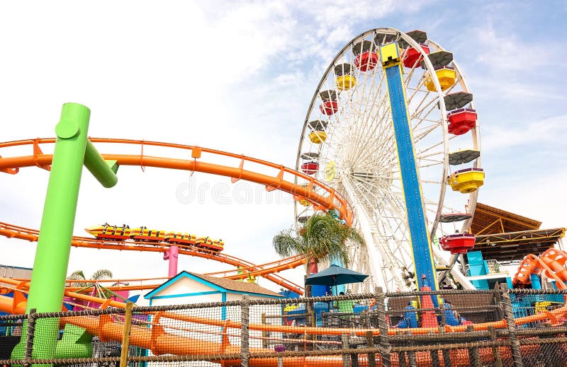 Vue horizontale latérale de roue de ferris multicolore chez Santa Monica Pier au parc d'attractions Pacifique - Los Angeles photographie stock libre de droits Vue horizontale latérale de roue de ferris multicolore chez Santa Monica Pier au parc d'attractions Pacifique - Los Angeles photographie stock libre de droits