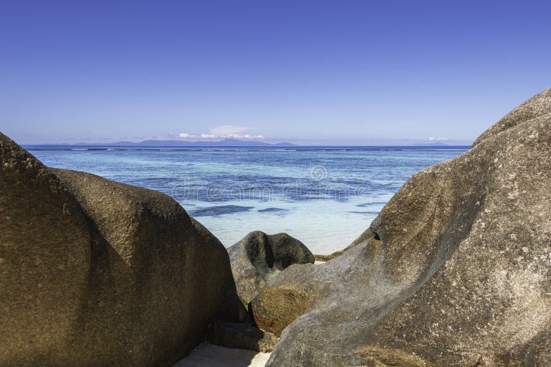 Vue imprenable à travers les blocs de granit sur l'océan bleu à l'anse source dargent sur l'île de la digue seychelles