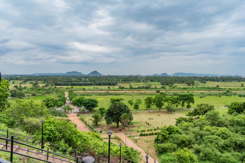 Vue impressionnante de jardin à partir de dessus de collines avec le Mountain View avec le ciel bleu et le beau nuage images libres de droits Vue impressionnante de jardin à partir de dessus de collines avec le Mountain View avec le ciel bleu et le beau nuage images libres de droits