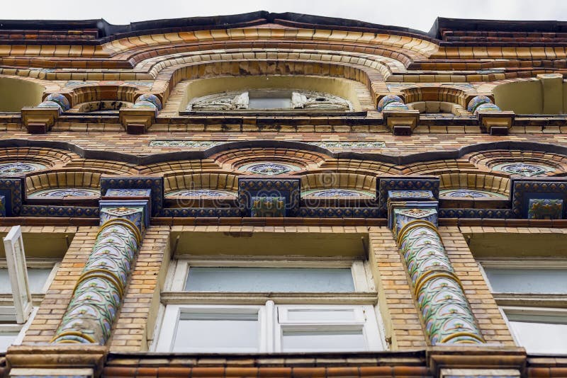 Vue inférieure du vieux, historique bâtiment Fenêtre avant de la structure, édifice avec le style classique d'architecture de mos photo libre de droits Vue inférieure du vieux, historique bâtiment Fenêtre avant de la structure, édifice avec le style classique d'architecture de mos photo libre de droits