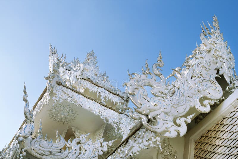 Vue inférieure sur une pièce de temple de Wat Rong Khun The White de façade photos stock Vue inférieure sur une pièce de temple de Wat Rong Khun The White de façade photos stock
