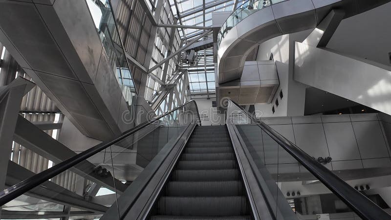 Vue intérieure de l'escalator au Musée des Confluences de Lyon France banque de vidéos