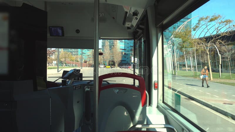 Vue intérieure de passager, sièges vides dans un autobus public de Barcelone au cours de la journée banque de vidéos