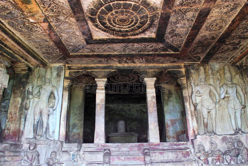 Vue intérieure de temple de roche-coupe de Ravanaphadi, Aihole, Bagalkot, Karnataka Plafond extraordinairement découpé les des de photos libres de droits Vue intérieure de temple de roche-coupe de Ravanaphadi, Aihole, Bagalkot, Karnataka Plafond extraordinairement découpé les des de photos libres de droits
