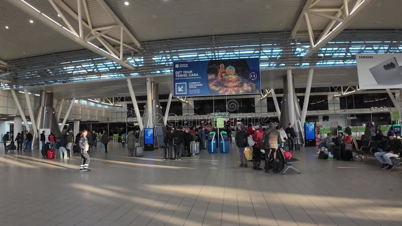 Vue intérieure des passagers en attente au Terminal 2 de l'aéroport international Sofia Vasil Levski banque de vidéos