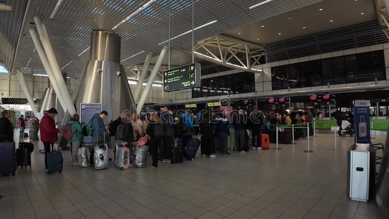 Vue intérieure des passagers en attente au Terminal 2 de l'aéroport international Sofia Vasil Levski banque de vidéos