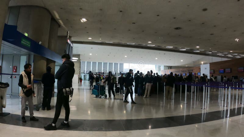Vue intérieure des passagers marchant dans le Terminal 2D de l'Aéroport Paris Charles de Gaulle CDG clips vidéos