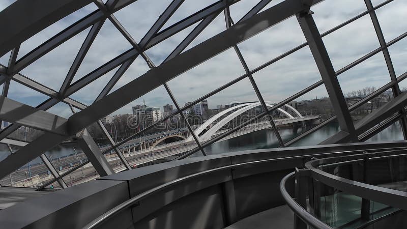 Vue intérieure du Musée du Confluent de Lyon France par beau temps banque de vidéos