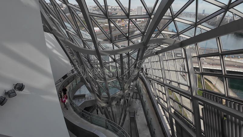 Vue intérieure du Musée du Confluent de Lyon France par beau temps banque de vidéos