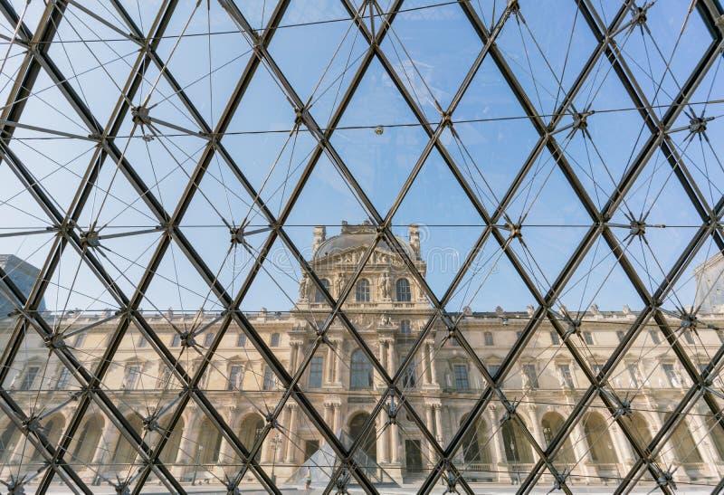 Vue intérieure du musée et de la pyramide célèbres de Louvre chez Parisat Paris photos libres de droits Vue intérieure du musée et de la pyramide célèbres de Louvre chez Parisat Paris photos libres de droits