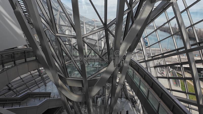 Vue intérieure du musée urbain de Confluence Musée des Confluences à Lyon ville France banque de vidéos