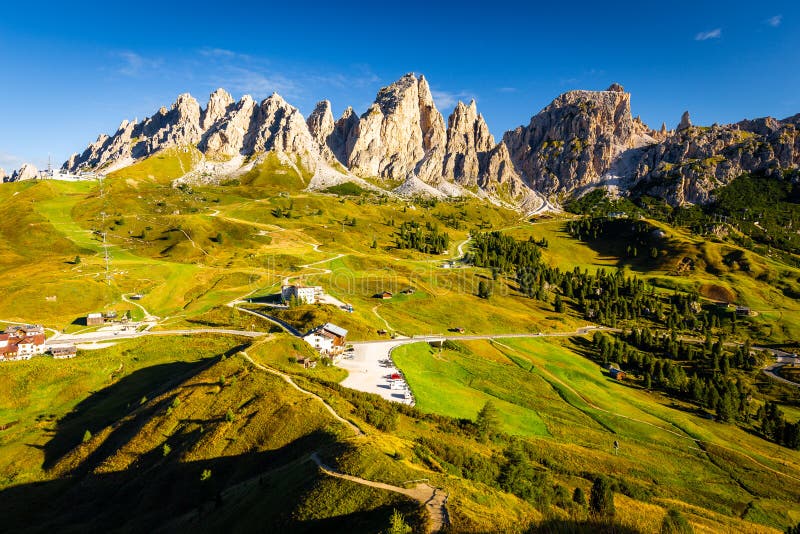 Vue Italie robuste de la vallée de montagnes passo gardena