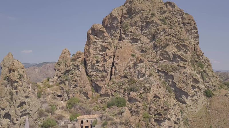 Vue 4k aérienne de Pentedattilo, d'église et de ruines abandonnées, colonie grecque, Italie clips vidéos