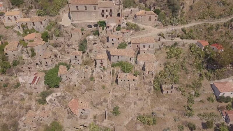 Vue 4k aérienne de Pentedattilo, d'église et de ruines abandonnées, colonie grecque, Italie banque de vidéos