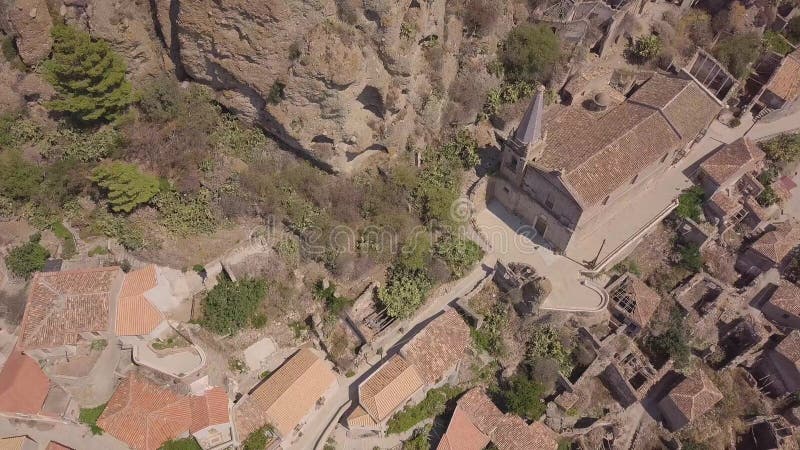 Vue 4k aérienne de Pentedattilo, d'église et de ruines abandonnées, colonie grecque, Italie clips vidéos