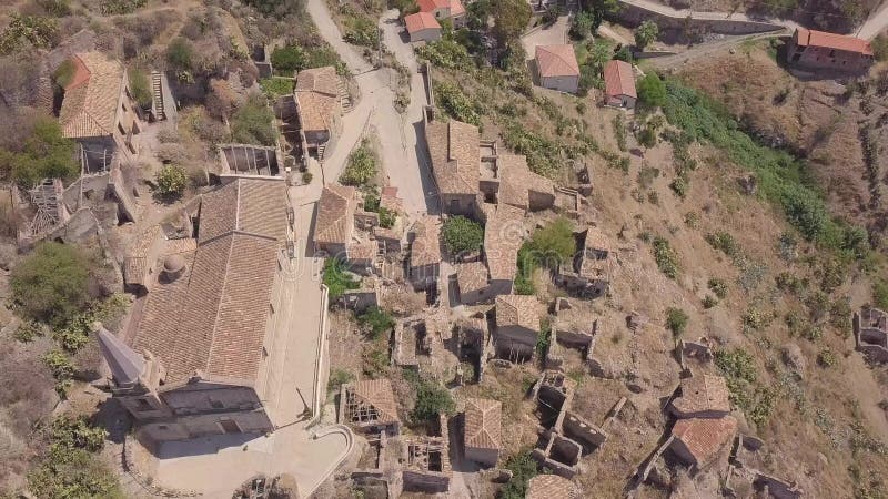 Vue 4k aérienne de Pentedattilo, d'église et de ruines abandonnées, colonie grecque, Italie banque de vidéos