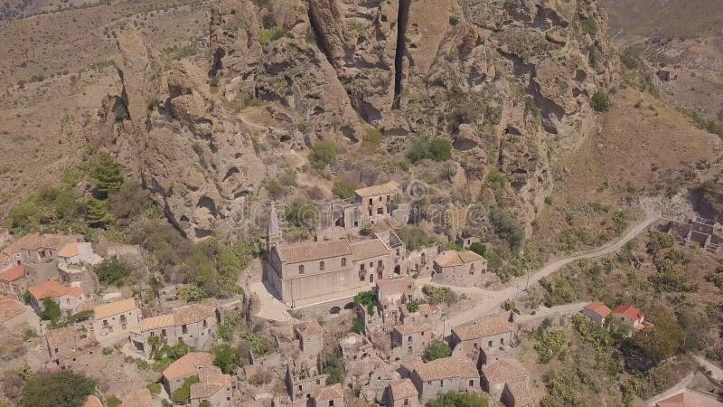 Vue 4k aérienne de Pentedattilo, d'église et de ruines abandonnées, colonie grecque, Italie banque de vidéos