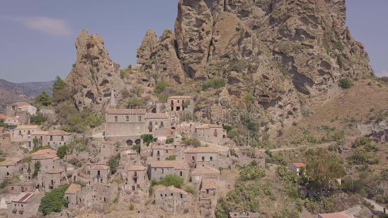 Vue 4k aérienne de Pentedattilo, d'église et de ruines abandonnées, colonie grecque, Italie banque de vidéos