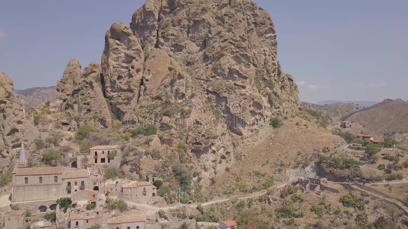 Vue 4k aérienne de Pentedattilo, d'église et de ruines abandonnées, colonie grecque, Italie clips vidéos