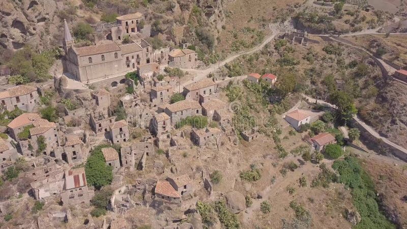 Vue 4k aérienne de Pentedattilo, d'église et de ruines abandonnées, colonie grecque, Italie banque de vidéos