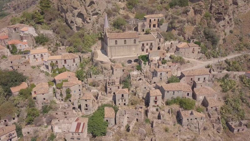 Vue 4k aérienne de Pentedattilo, d'église et de ruines abandonnées, colonie grecque, Italie banque de vidéos