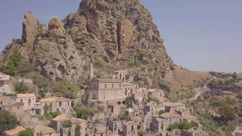 Vue 4k aérienne de Pentedattilo, d'église et de ruines abandonnées, colonie grecque, Italie banque de vidéos