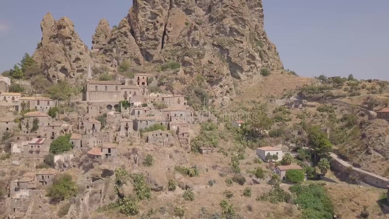 Vue 4k aérienne de Pentedattilo, d'église et de ruines abandonnées, colonie grecque, Italie clips vidéos