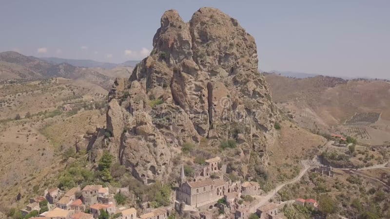 Vue 4k aérienne de Pentedattilo, d'église et de ruines abandonnées, colonie grecque, Italie clips vidéos