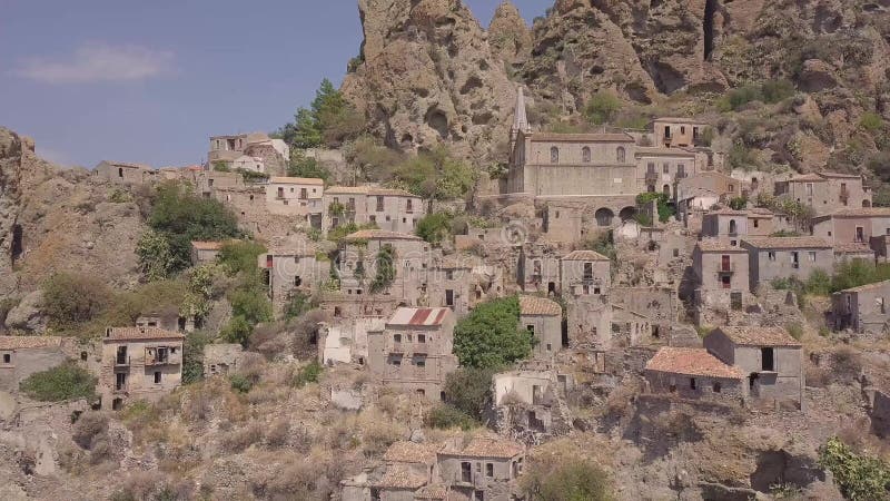Vue 4k aérienne de Pentedattilo, d'église et de ruines abandonnées, colonie grecque, Italie banque de vidéos