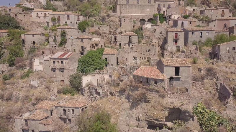 Vue 4k aérienne de Pentedattilo, d'église et de ruines abandonnées, colonie grecque, Italie banque de vidéos