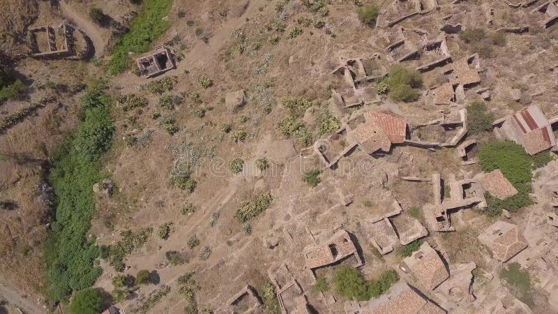Vue 4k aérienne de Pentedattilo, d'église et de ruines abandonnées, colonie grecque, Italie banque de vidéos