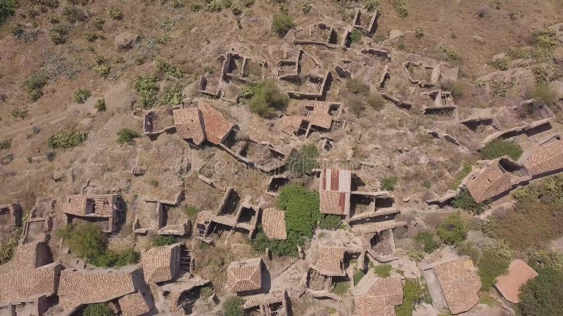 Vue 4k aérienne de Pentedattilo, d'église et de ruines abandonnées, colonie grecque, Italie banque de vidéos
