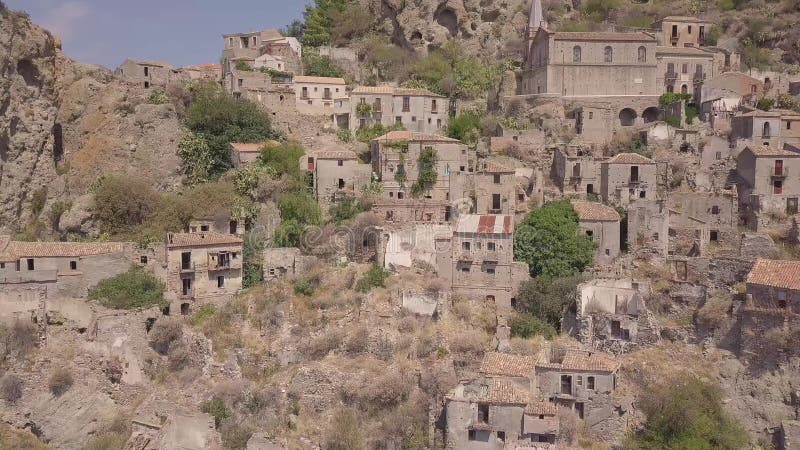 Vue 4k aérienne de Pentedattilo, d'église et de ruines abandonnées, colonie grecque, Italie banque de vidéos