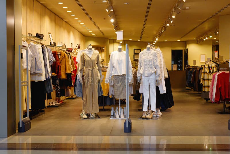 Vue large des vêtements d'usage, robes, jupes, pantalons, vestes, chaussures photo libre de droits Vue large des vêtements d'usage, robes, jupes, pantalons, vestes, chaussures photo libre de droits
