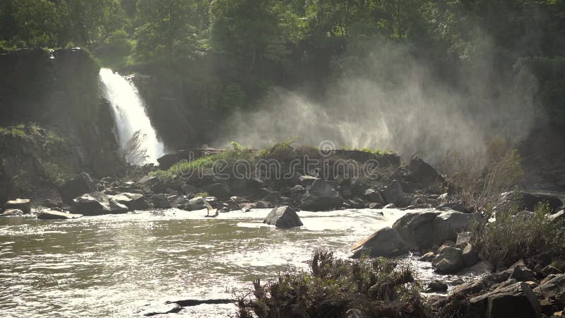 Vue latérale sur la cascade. effet brouillard banque de vidéos