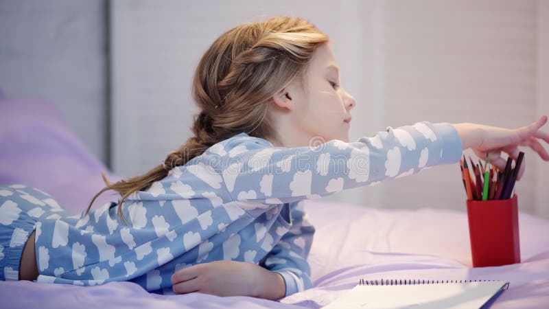 Vue latérale sur la prise d'un enfant préadolescents image stock