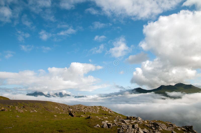 Vue lointaine de panorama de falaises d'Oer Danmark Vestmanna images libres de droits Vue lointaine de panorama de falaises d'Oer Danmark Vestmanna images libres de droits