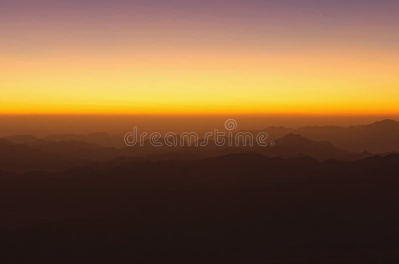 Vue majestueuse de bâti Horeb, Gabal Musa, Moses Mount de mont Sinaï au lever de soleil Péninsule du Sinaï de l'Egypte images libres de droits Vue majestueuse de bâti Horeb, Gabal Musa, Moses Mount de mont Sinaï au lever de soleil Péninsule du Sinaï de l'Egypte images libres de droits