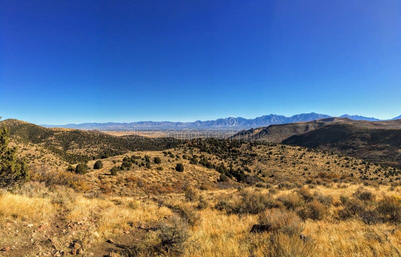 Vue montagnes avant de Salt Lake de vallée et de Wasatch de désert en Autumn Fall augmentant Rose Canyon Yellow Fork, grande roch image libre de droits Vue montagnes avant de Salt Lake de vallée et de Wasatch de désert en Autumn Fall augmentant Rose Canyon Yellow Fork, grande roch image libre de droits