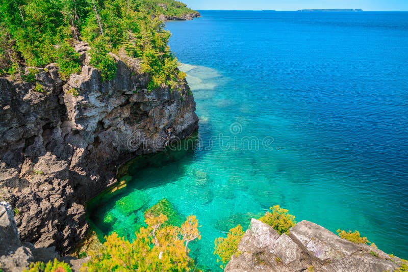vue naturelle de paysage sur le grands lac et falaises cyprus image libre de droits vue naturelle de paysage sur le grands lac et falaises cyprus image libre de droits