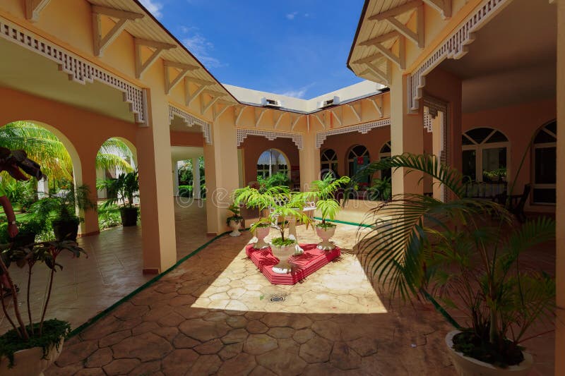 Vue naturelle magnifique de paysage des au sol d'hôtel de Caribe de souvenirs et belle architecture élégante avec le toit ouvert images libres de droits Vue naturelle magnifique de paysage des au sol d'hôtel de Caribe de souvenirs et belle architecture élégante avec le toit ouvert images libres de droits