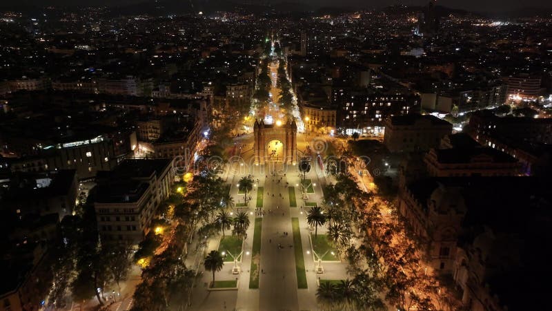 Vue nocturne de Arc De Triomf à Barcelone dans la province de Barcelone Espagne. banque de vidéos