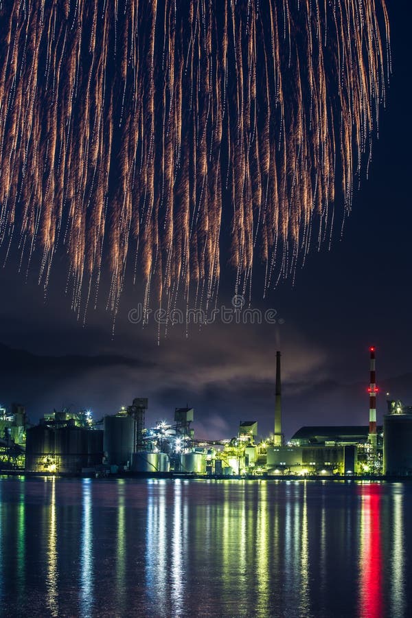 Vue nocturne de l'usine et feux d'artifice images stock