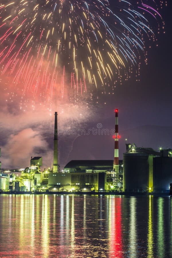 Vue nocturne de l'usine et feux d'artifice photographie stock libre de droits